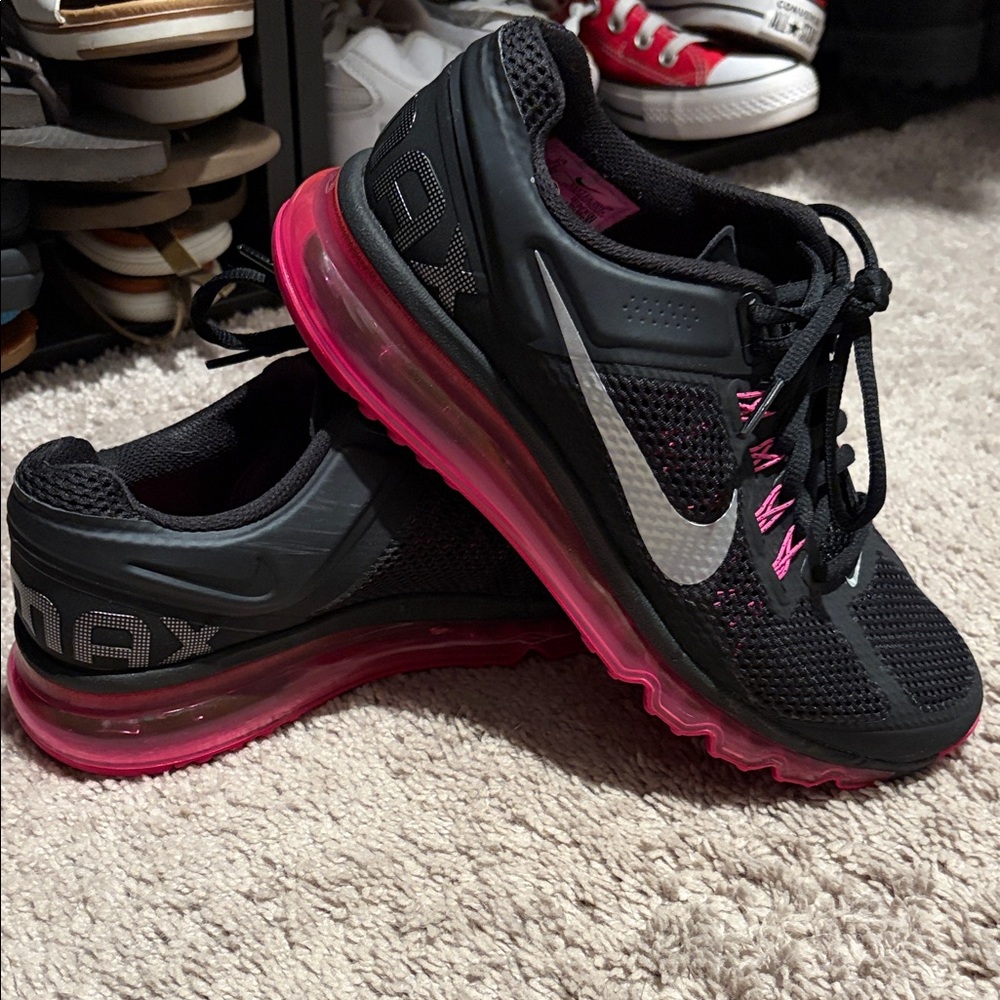 Nike Women's Black and Pink Athletic Shoes